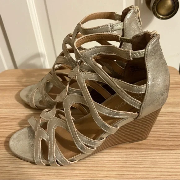 Maurice’s Women's Golden Strappy Wedge Sandals Sz 8.5 - Picture 4 of 10